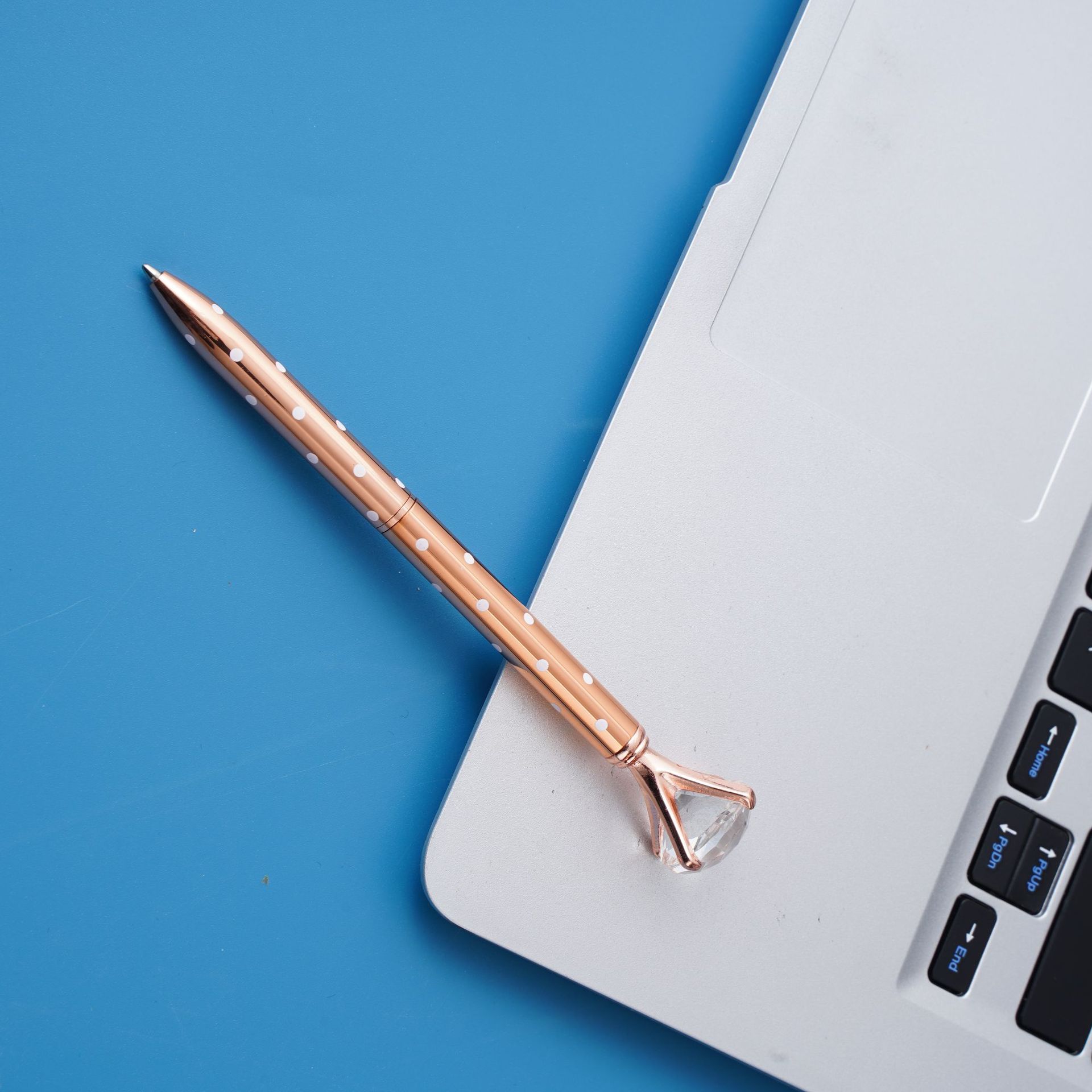 Fábrica al por mayor multicolor en stock bolígrafo de diamantes ins estilo Oficina pluma de metal Logotipo de impresión