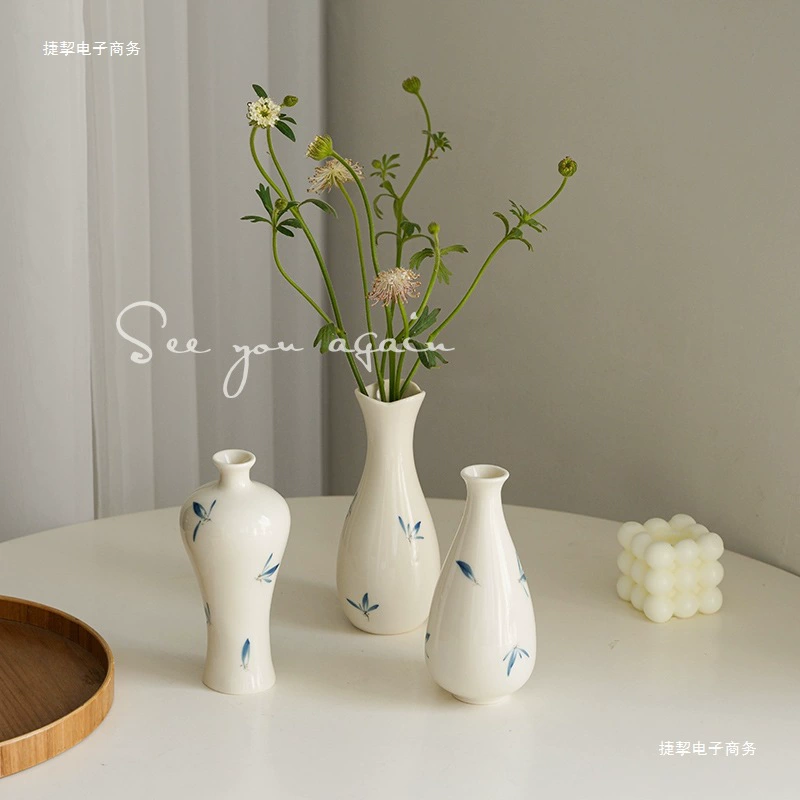 Blue and white ceramic small decorations flower-shaped, small vase