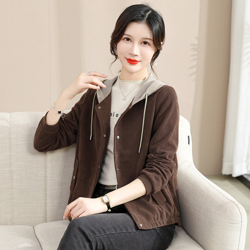 お母さんの春の服のコートのファッション的な女性の短いタイプは帽子のジャケットの綿毛のカーディガンの中で高齢者の春秋の大きいサイズの上で服を着ます。|undefined