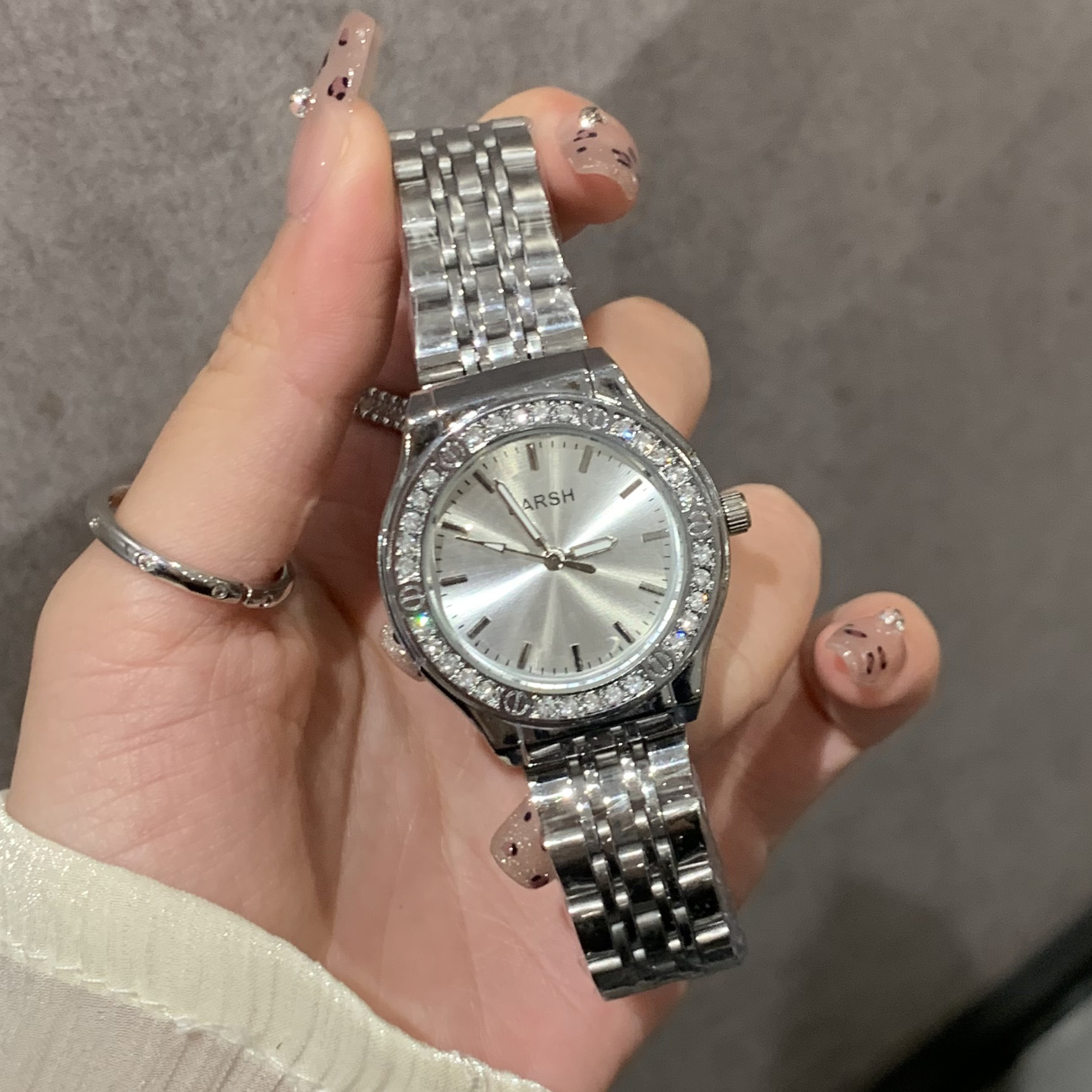 New Minimalist Elegant Lightweight Luxury Fashion Women's Watch with Diamond-Embedded Steel Band High-Grade Appearance Direct Factory Sales Hot-Selling Model