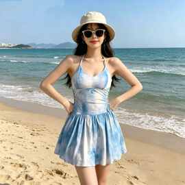 泳衣女2026新款扎染蓝色吊带连体裙式泳装显瘦遮肚纯欲风温泉度假