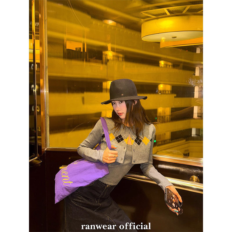 Ranwear "蒙马特学院"小众撞色经典老钱菱格纹针织开衫吊带两件套|undefined