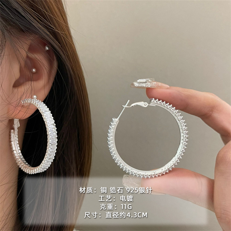 2025 nuevo estilo verano de moda anillo plateado círculo negro círculo fino temperamento europeo y americano aretes dorados de todo fósforo