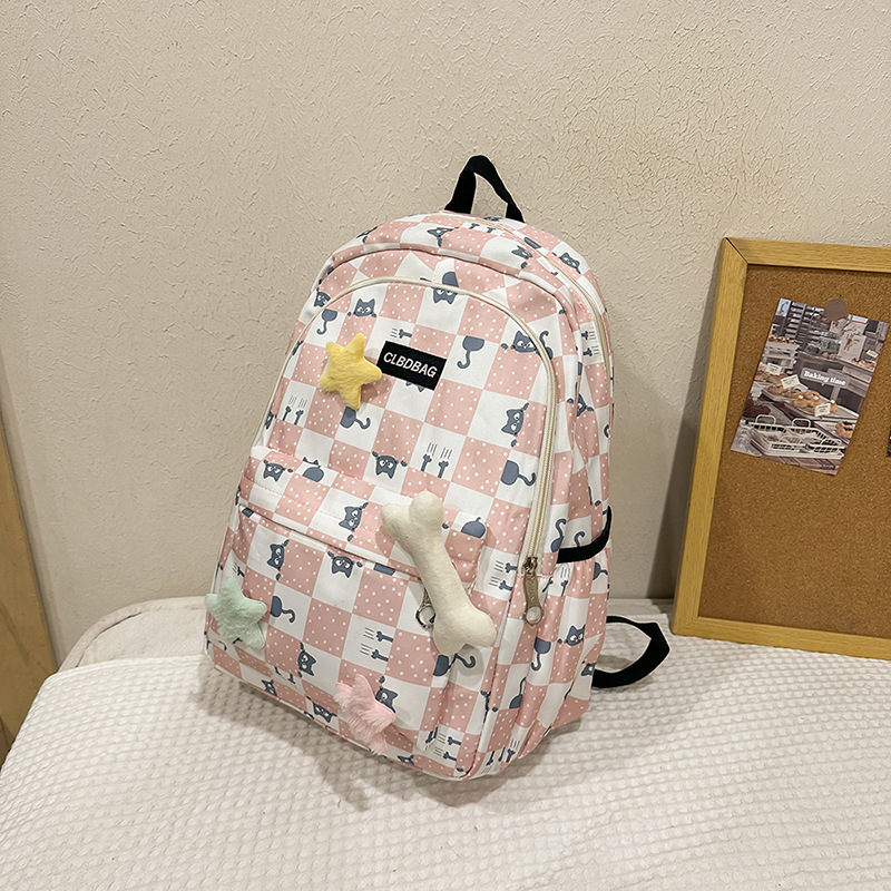 Los nuevos estudiantes de secundaria son ligeros y llevan la versión coreana de la mochila de hombro femenino. los estudiantes del campus de gran capacidad tienen mochilas de moda.