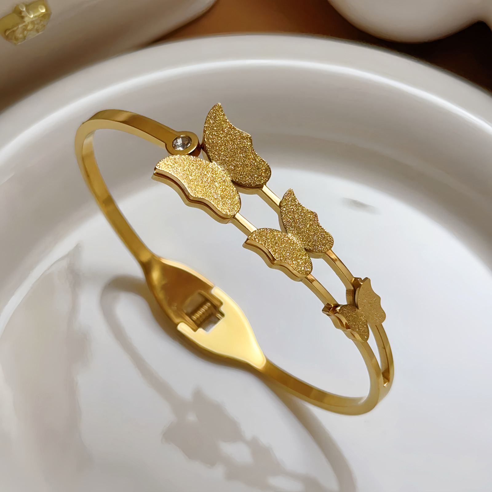 Brazalete de acero de titanio de moda femenina, brazalete de mariposa abierta, pulsera de resorte esmerizada, joyas de estilo europeo y americano, sensación de alta calidad