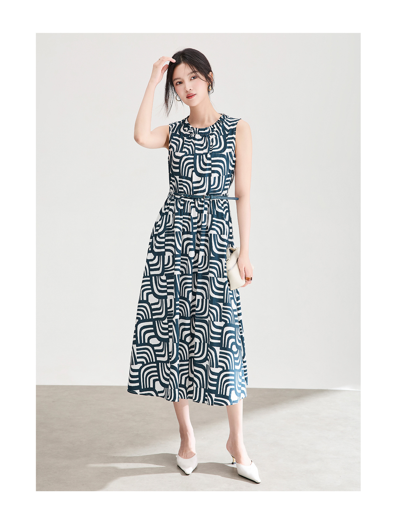 Đầm cotton in họa tiết hình học kẻ ô thắt eo không tay — In hình học chi tiết 12