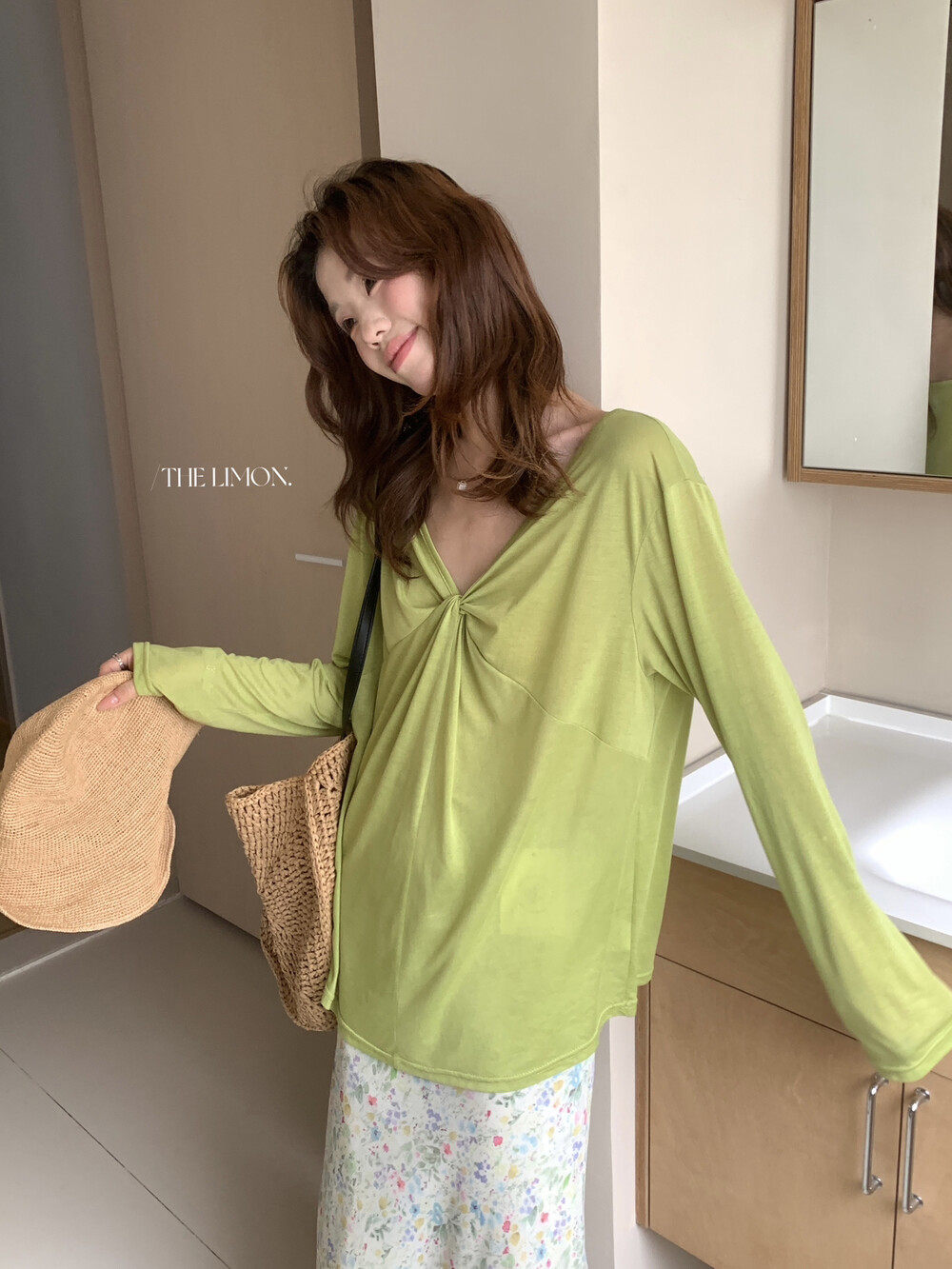 Áo thun nữ tay dài cổ V thiết kế xoắn nút, mặc hai kiểu, chống nắng, form rộng suông — màu hồng, màu cam, màu trắng, xanh lá cây chi tiết 12