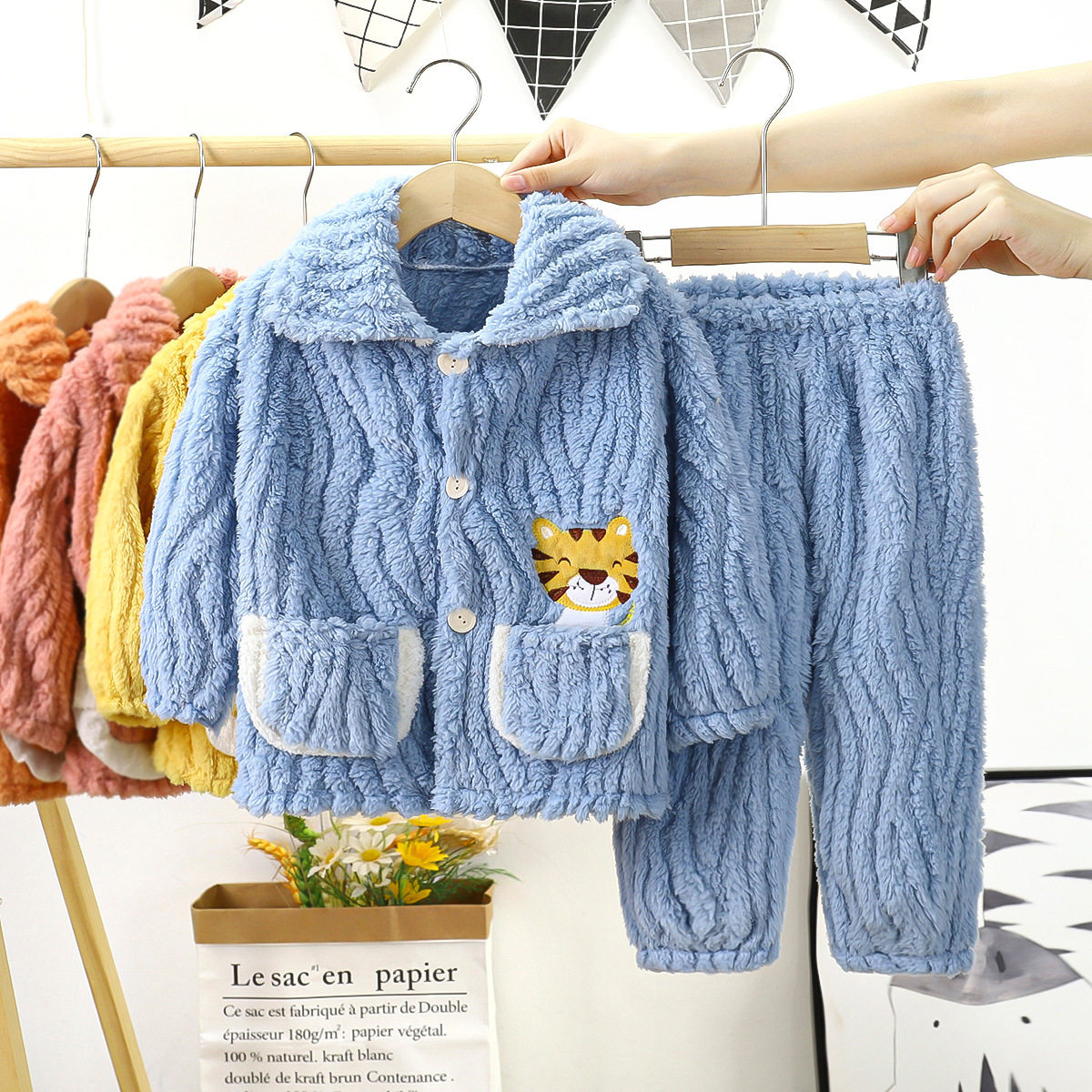 Niños y niñas Pijamas de terciopelo de zorro de nueve colas engrosados otoño e invierno con forro polar terciopelo de coral ropa para el hogar traje de niños medianos y pequeños al por mayor
