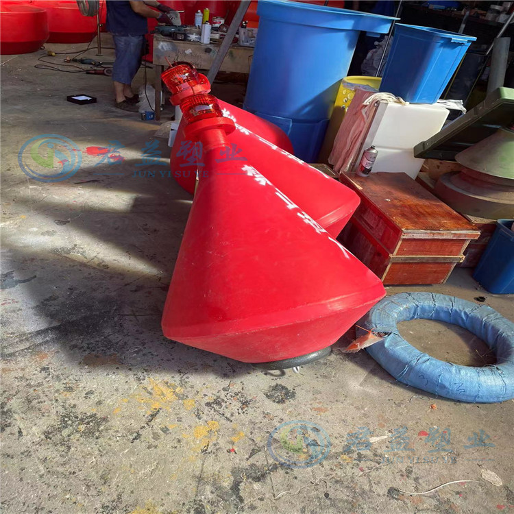 装灯的浮筒 危险水域警示塑料浮标 过往船只警戒锥形航标