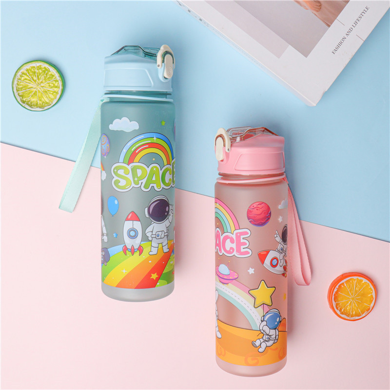 Taza con pajita linda de transferencia térmica, taza de plástico deportiva portátil para exteriores, con cierre, para estudiantes.
