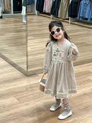 2024春裝女童中共款甜美公主v領貼布刺繡豎條紋泡泡袖花邊連衣裙