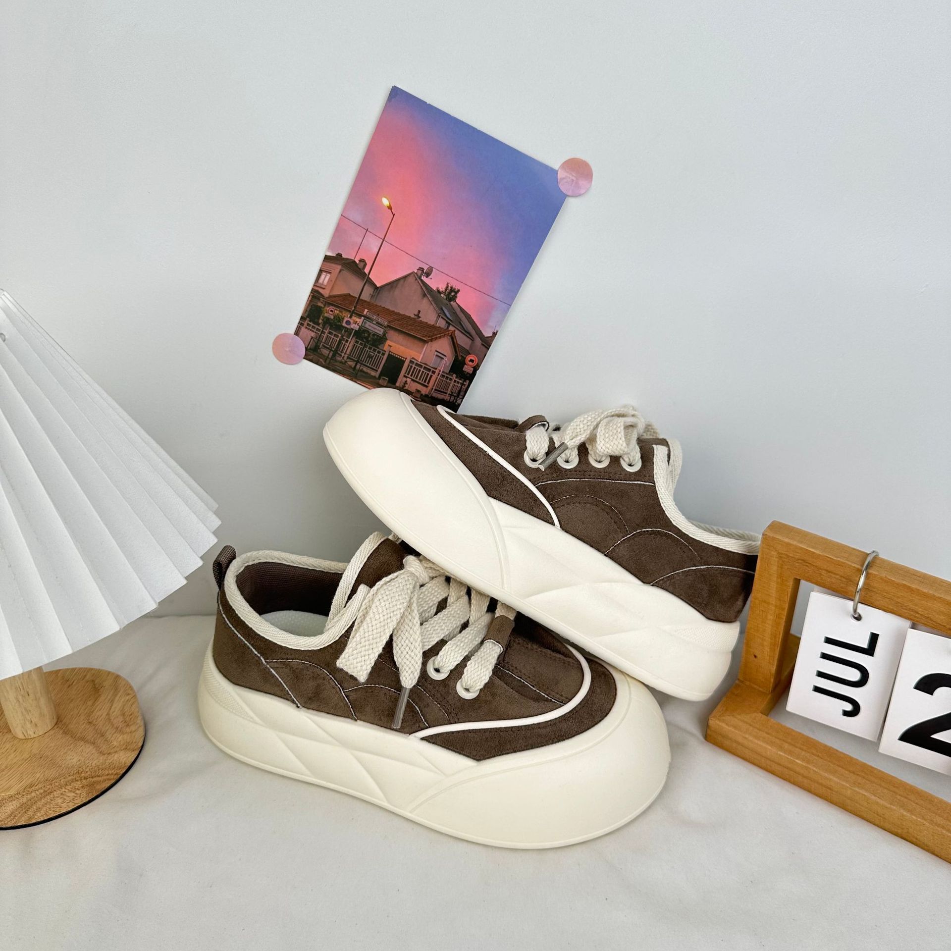 Yuanbo coreano popular con suela gruesa, zapatos de skate feos 2024 nuevos zapatos blancos ligeros muffin zapatos de pan de cabeza grande