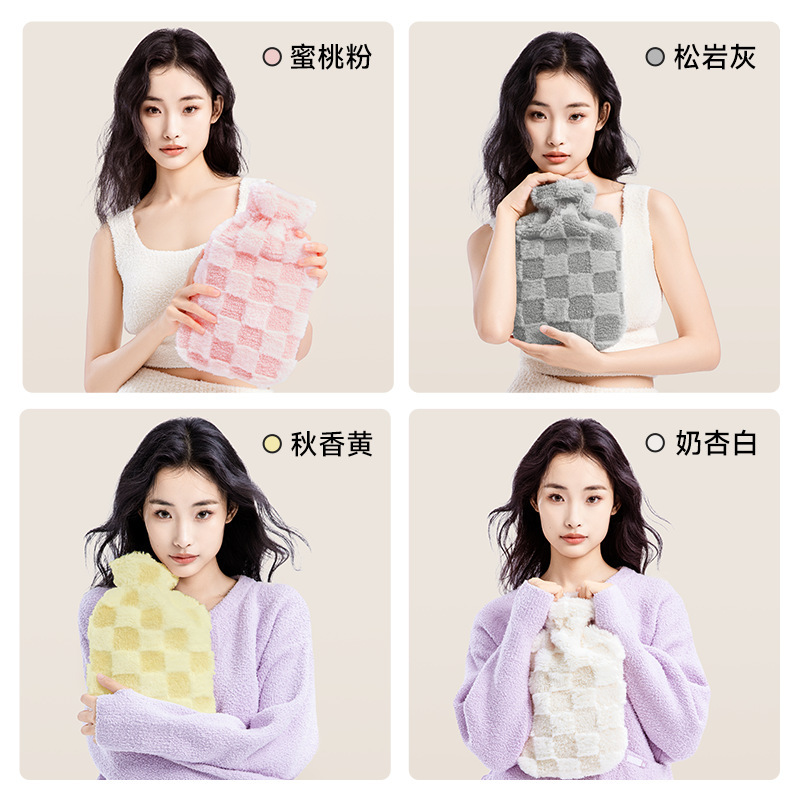 厚い湯たんぽの注水の小さいサイズの女子学生はお腹に水を入れて湯たんぽをつけて腰につけてぬいぐるみを持っています。|undefined