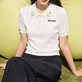 【曲珠】2026春夏新款名媛风轻奢花朵装饰领短袖POLO领甜美针织衫