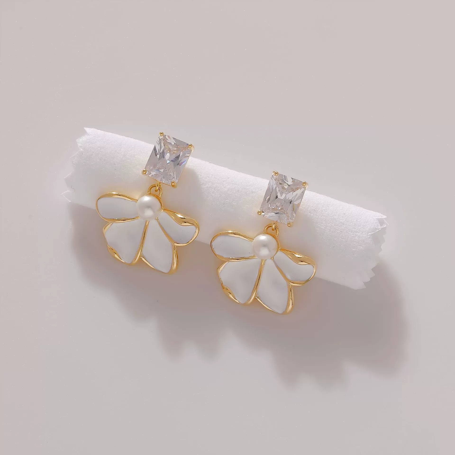 Retro design universal earrings, french style, light luxury style, flowered