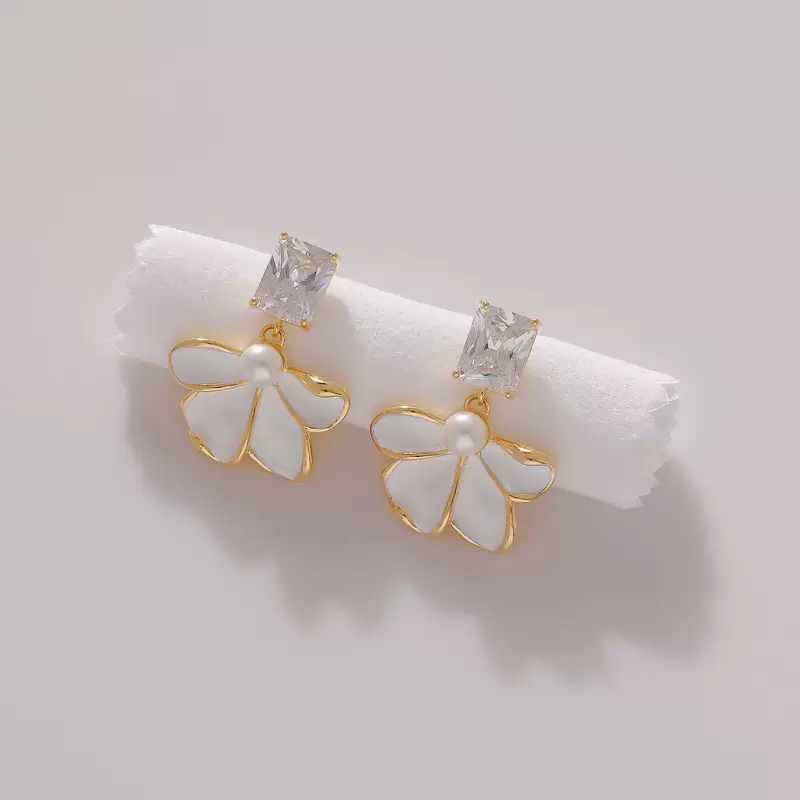 Retro design universal earrings, french style, light luxury style, flowered