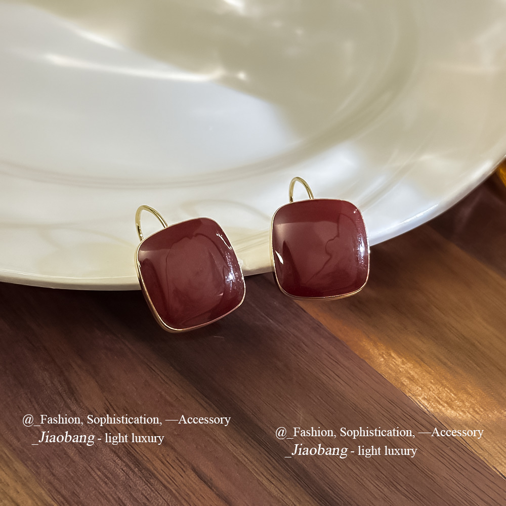 Pendientes geométricos con aguja de plata vino rojo goteando aceite Pendientes de temperamento de moda simples y versátiles Pendientes de alta gama de lujo ligero al por mayor