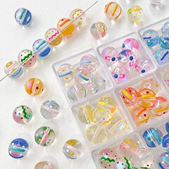 かわいい手描きビーズ愛カラー夏ドーパミンはアクセサリーのアクセサリーを着ています。