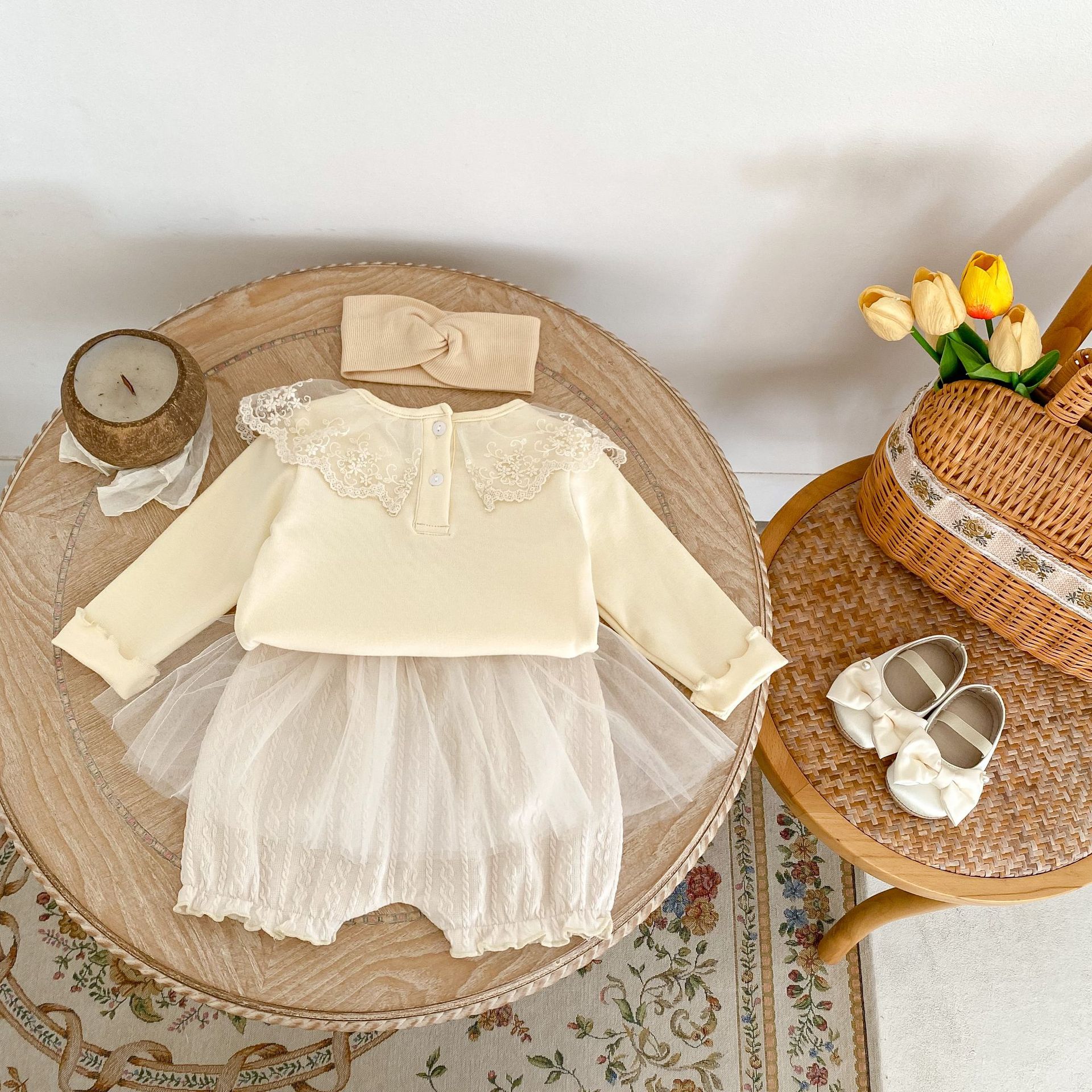 Jesenski set od tri dijela za djevojčice 2024. s čipkastom majicom s ovratnikom, mrežastim hlačama i jednobojnim žakard kaputom, Taken_voghion.com