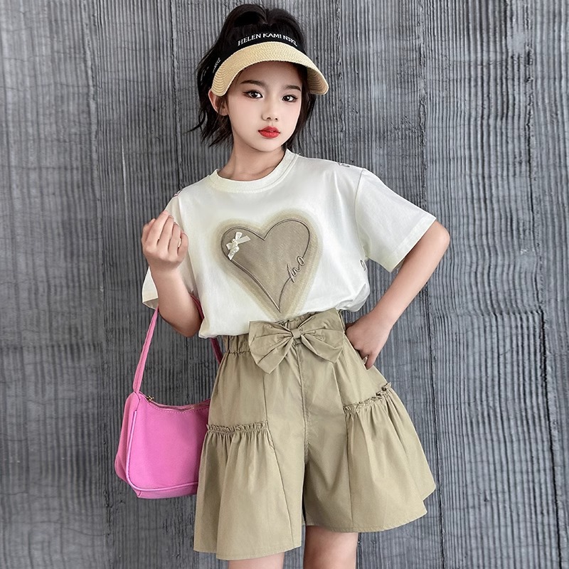 Girls' summer outfit 2024 new Korean version mid size short sleeved top, wide leg shorts, children's stylish two-piece_voghion.com