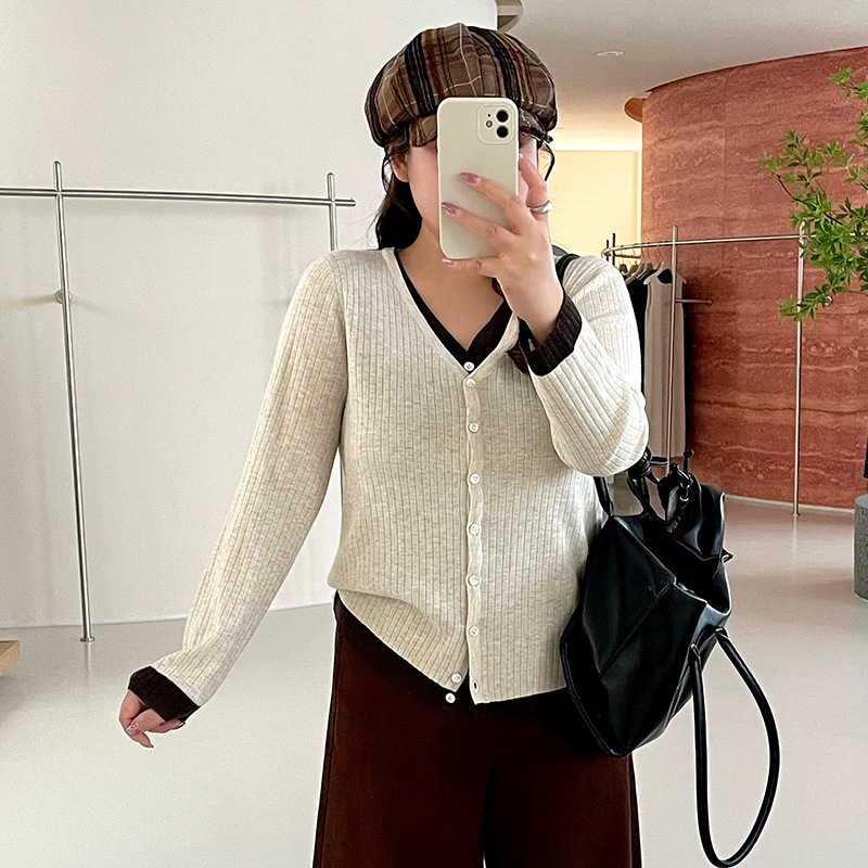 Plus-size women's color-blocked faux two-piece knit sweater 2026 autumn design for plus-size women, loose cardigan women's coat 25175