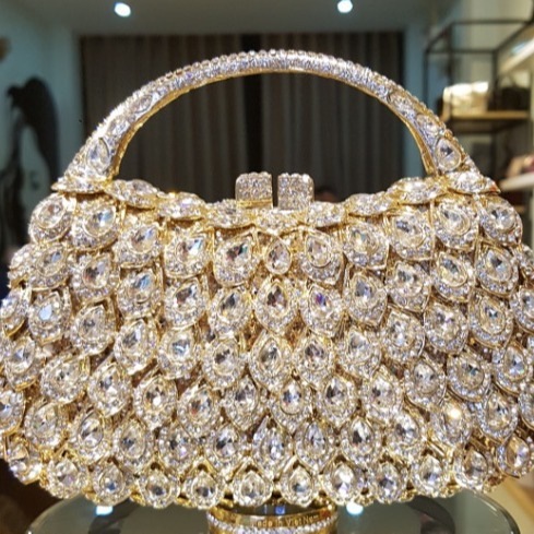 Fábrica de suministro transfronterizo venta directa de bolsas de diamantes de banquete europeas y estadounidenses bolsas de mano de diamantes de metal vacío caja dura bolsas de mujer