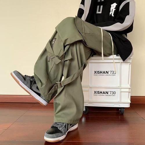 American-vibe style workwear pants for men: trendy spring/autumn relaxed-fit, straight-leg casual trousers with a designer touch—military green cargo-inspired pants.