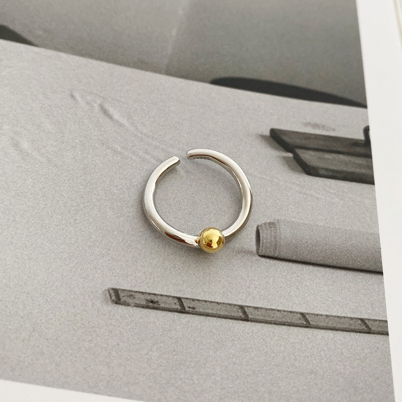 Semplice, versatile, anello da donna con apertura della bocca in oro e argento con perle a contrasto, stile cool, nuova tendenza 2022_voghion.com