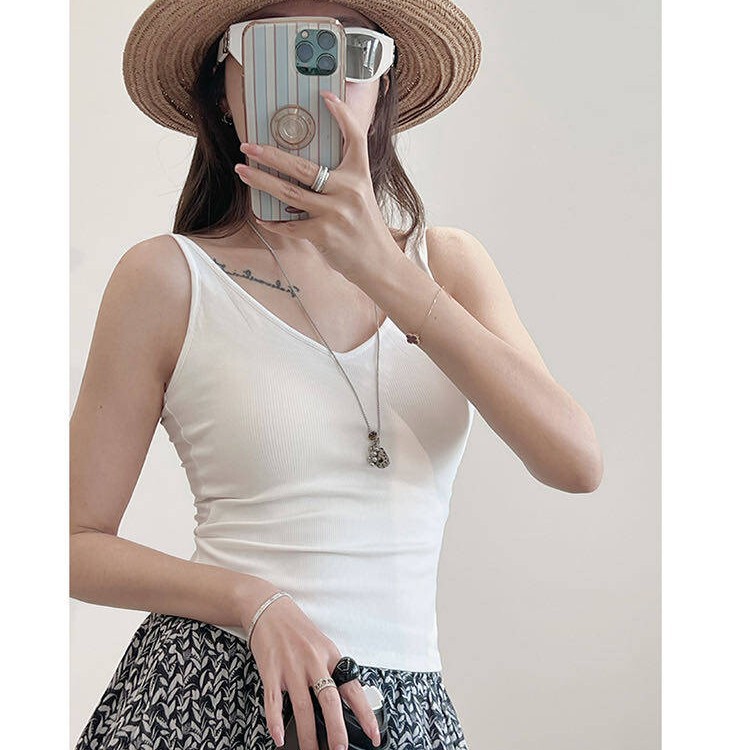 V-Neck Beautiful Back Camisole with Built-In Bra Pads, a Lazy Inner Wear That Offers a Relaxed Feel, a Basic Camisole That's Perfect for Any Outfit V-Neck Beautiful Back Camisole with Built-In Bra Pads, a Lazy Inner Wear That Offers a Relaxed Feel, a Basic Camisole That's Perfect for Any Outfit