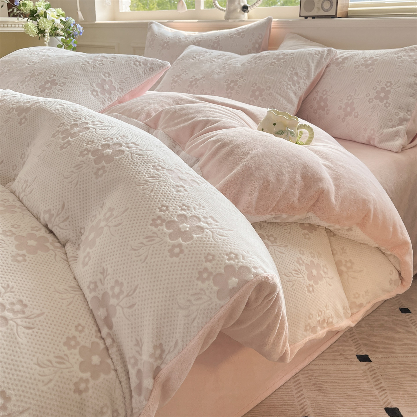 La cama de terciopelo de leche tallada de cuatro piezas en invierno grueso 2025 nueva sábanas de terciopelo de coral cubierta de cama de tres piezas