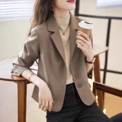 気質ブレザー女性の 2025 春と秋の新しいスタイルのシンプルな通勤多用途スーツ女性のトップショートスタイル