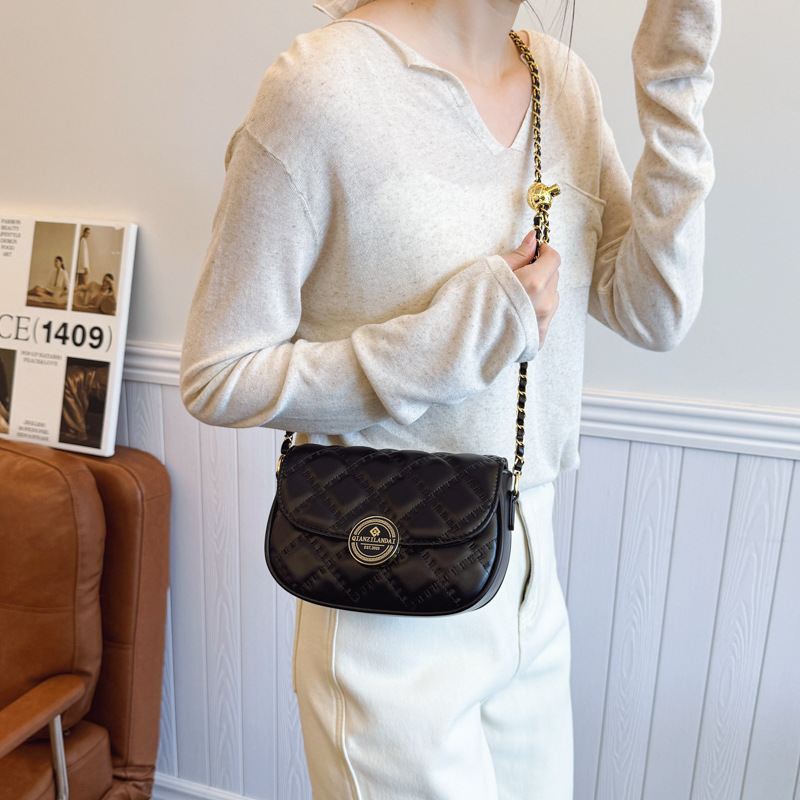 Versión coreana del bolso de cadena de viento de fragancia pequeña 2025 verano nuevo bolso femenino bolso de hombro bordado de rombo bolso de mensajero de viaje de moda