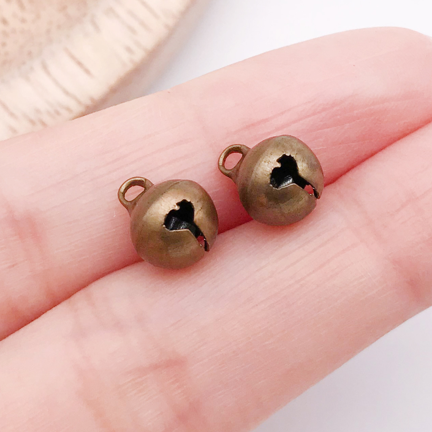 Fábrica al por mayor DIY joyería material hecho a mano vintage accesorios teléfono móvil colgante jingdang palabra campana 1