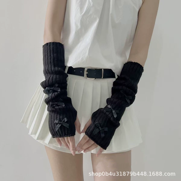 With bow, black