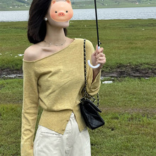 黄色不规则斜肩长袖针织衫女早秋季修身设计感露肩开叉打底衫上衣