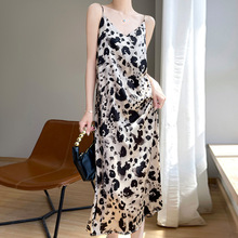 24年夏季新款醋酸缎面V领吊带连衣裙女印花宽松无袖气质百搭长裙