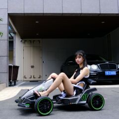 おもちゃの車は人の電気自動車の四輪車の子供のカートに乗ることができます。