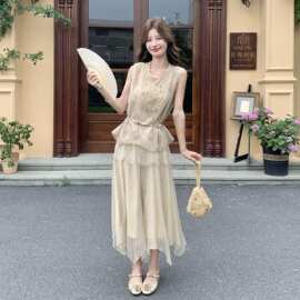 卡其色贵气感套装女2026夏季新款镂空刺绣背心不规则半身裙两件套