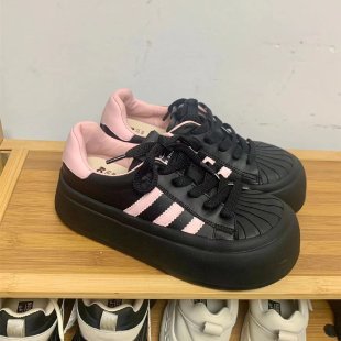 Zapatillas deportivas negras con puntera de goma para mujer, estilo nuevo otoño-invierno 2025, calzado deportivo casual de suela gruesa, zapatos de muñeca bonitos con alto valor estético.