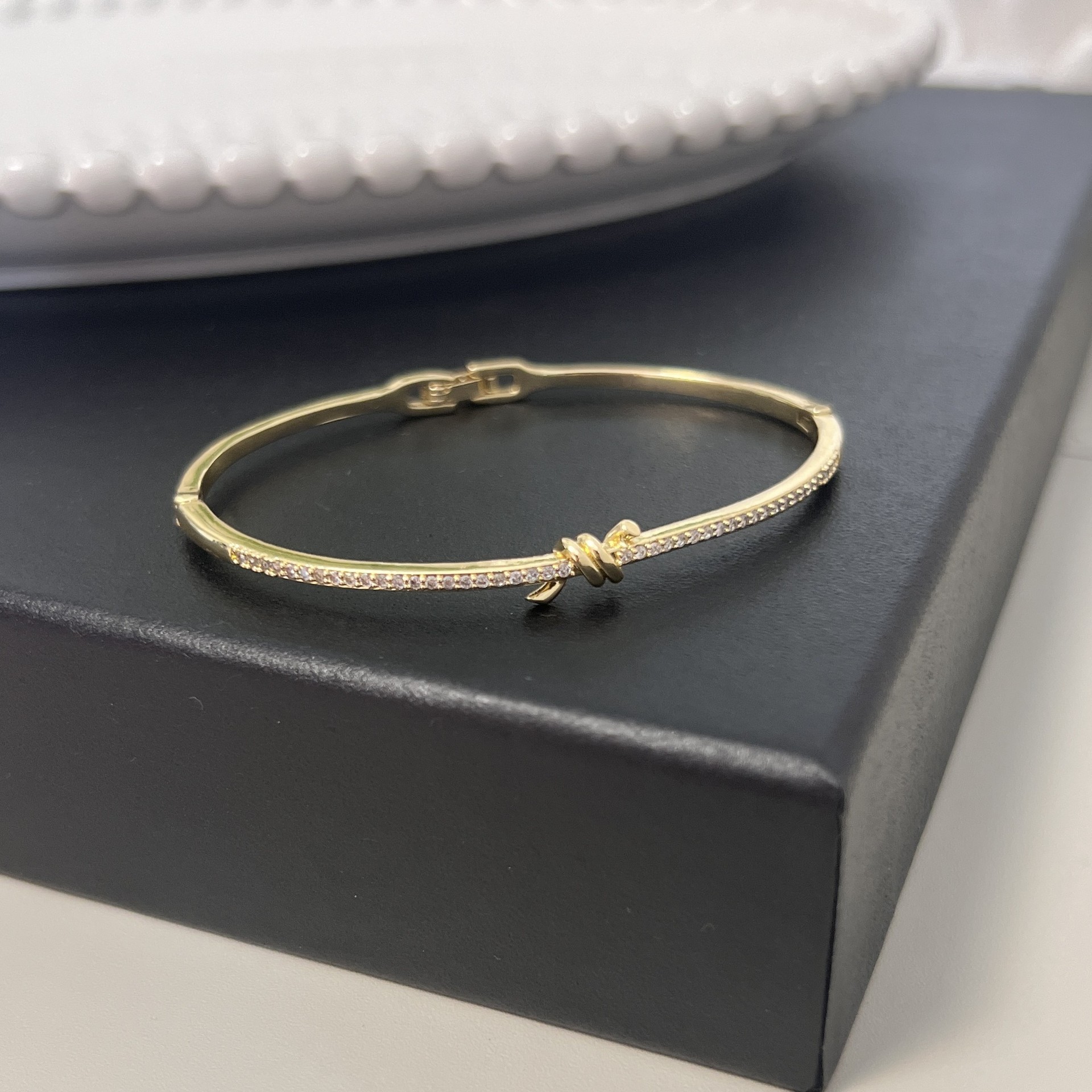 Pulsera de nicho de lujo ligero de alto grado Diseño abierto para mujer Ajustable pequeña cintura estilo frío joyería de mano de alto grado