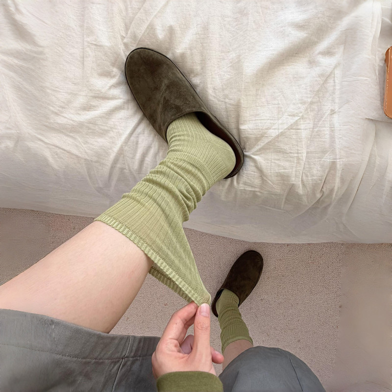 Matcha Green Fine Ribbed Long Pleated Socks Paired with Matte Brown Slip-On Mules and Spring/Summer Calf-Length Socks Matcha Green Fine Ribbed Long Pleated Socks Paired with Matte Brown Slip-On Mules and Spring/Summer Calf-Length Socks