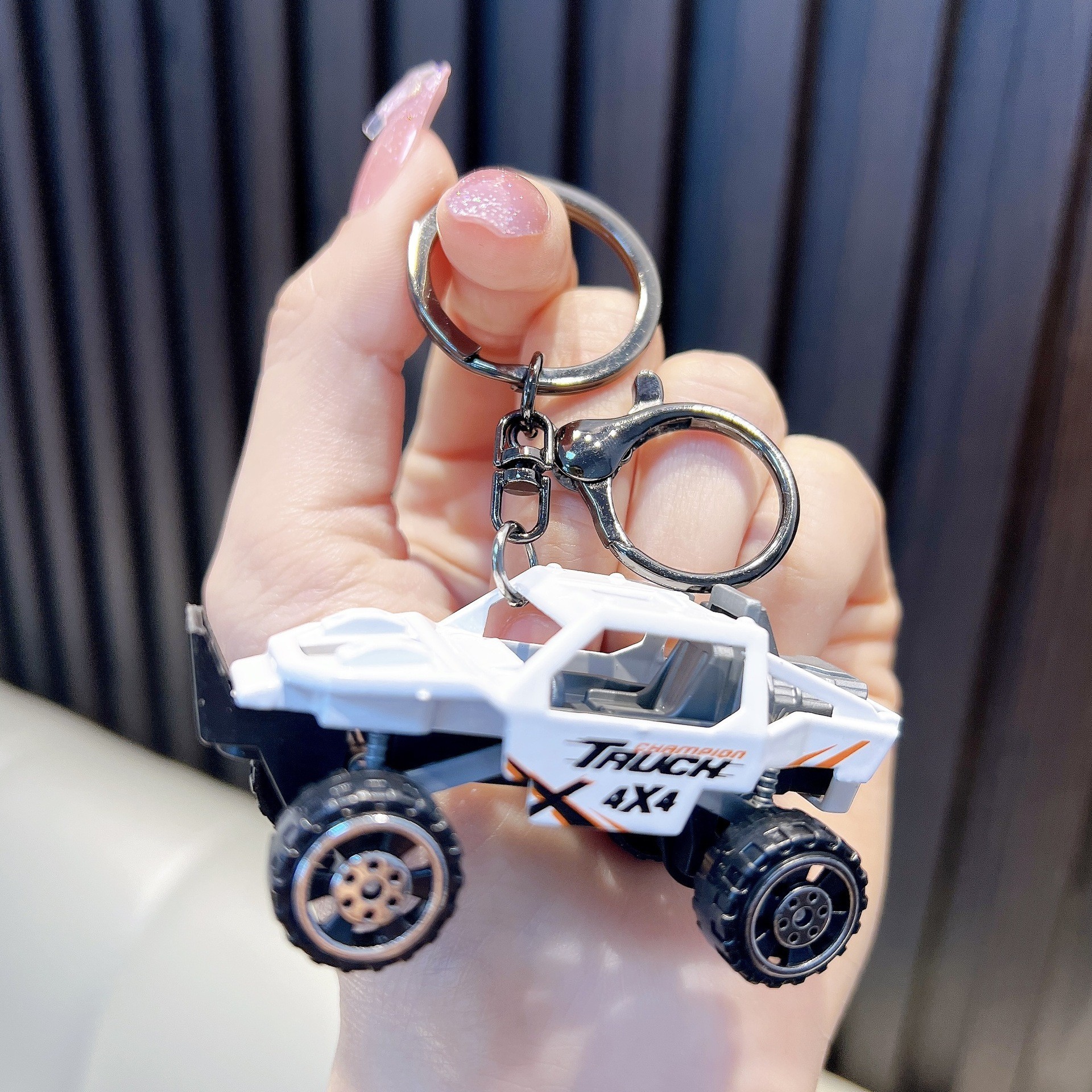 Aleación combinación Jeep Tire hacia atrás modelo de coche llavero bicicleta colgante creativo motocicleta bolsa llavero