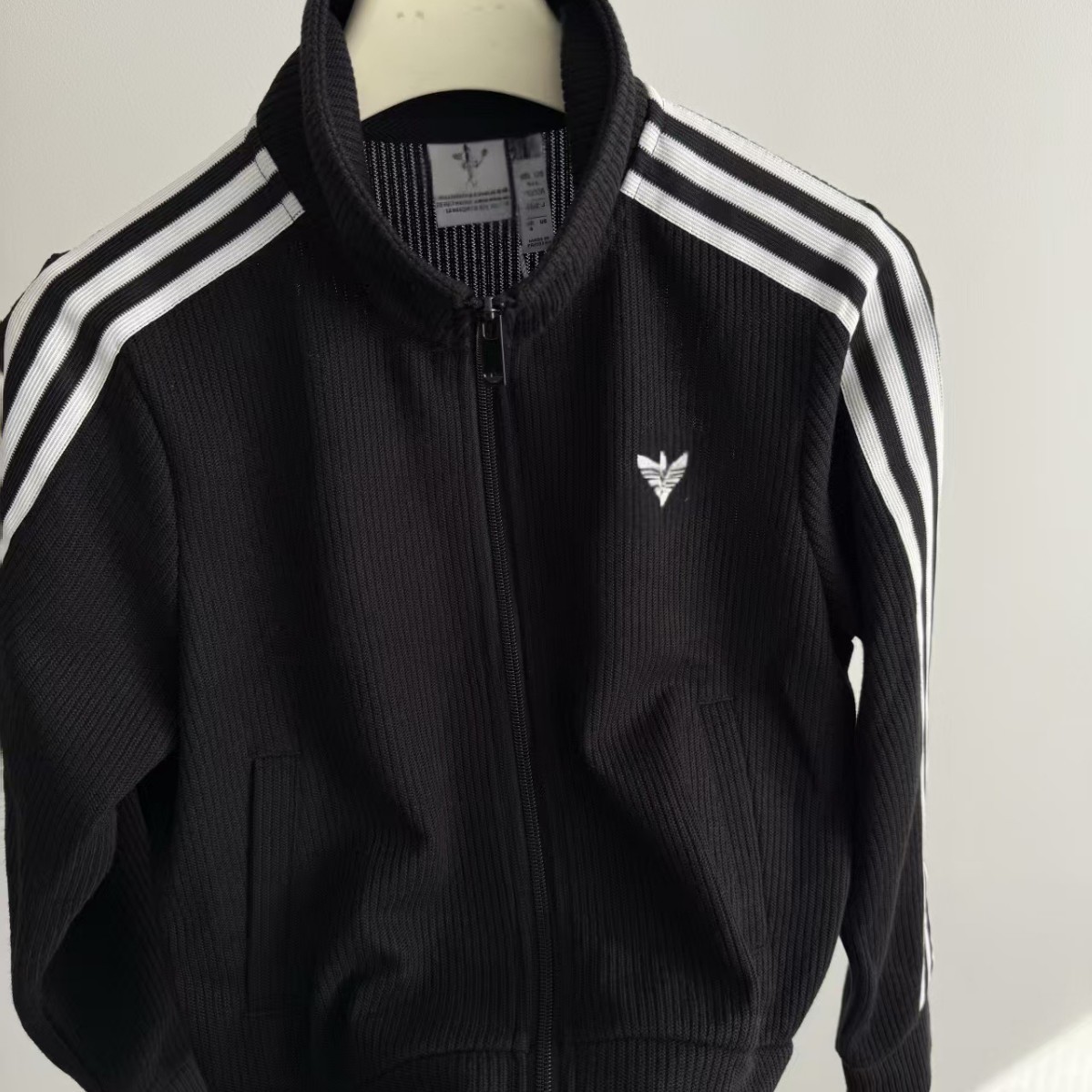 Three-Stripe Stand-Collar Sports Jacket with Embroidered Logo, High-Quality Replica, Pure Cotton, Loose Fit, Breathable, Trendy Cardigan Top