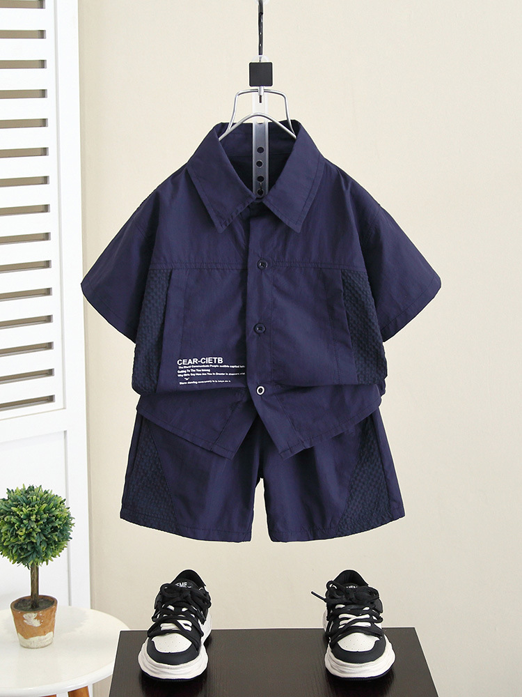 Conjunto de verano para niños 5408, ropa infantil moderna de manga corta, conjunto de dos piezas con camisa elegante para verano, nuevo modelo 2026 para niños pequeños.