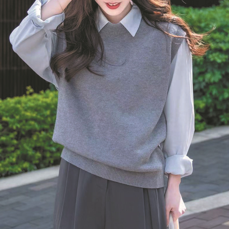 Velvet knitted sweater with a round collar