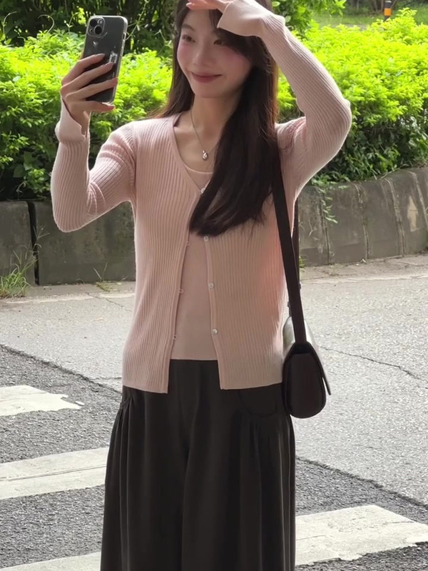 粉色V领针织开衫吊带两件套女早秋韩系穿搭漂亮修身短款毛衣外套|undefined