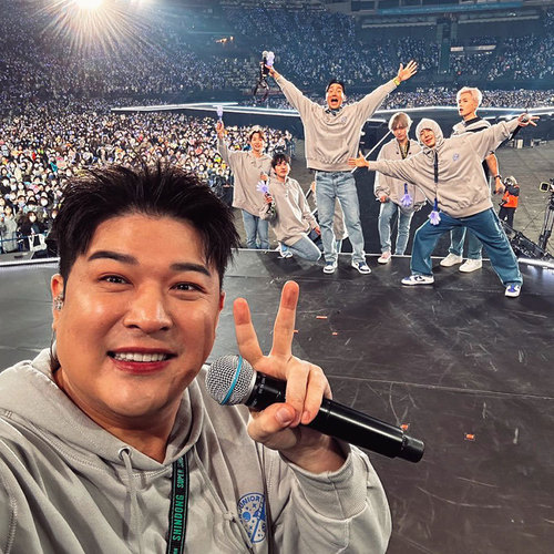 Superjunior Japanese tour SuperShow9Road peripherals with the same sweatshirt, hoodie, singing uniform