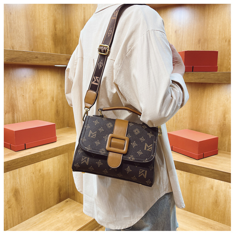 French niche design women's 2023 new fashion printed portable small square broadband one shoulder crossbody bag_voghion.com