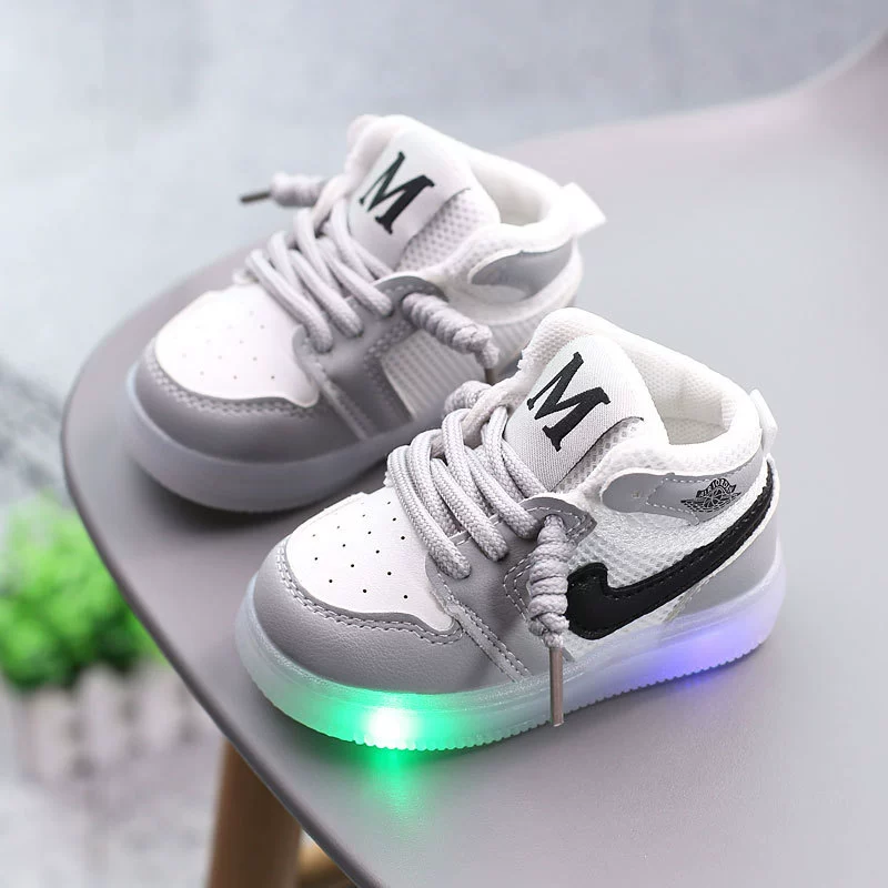 Lighting baby shoes for girls, breathable mesh shoes for sports shoes, board shoes, soft sole baby toddler shoes 1-3 years old 0 spring and autumn