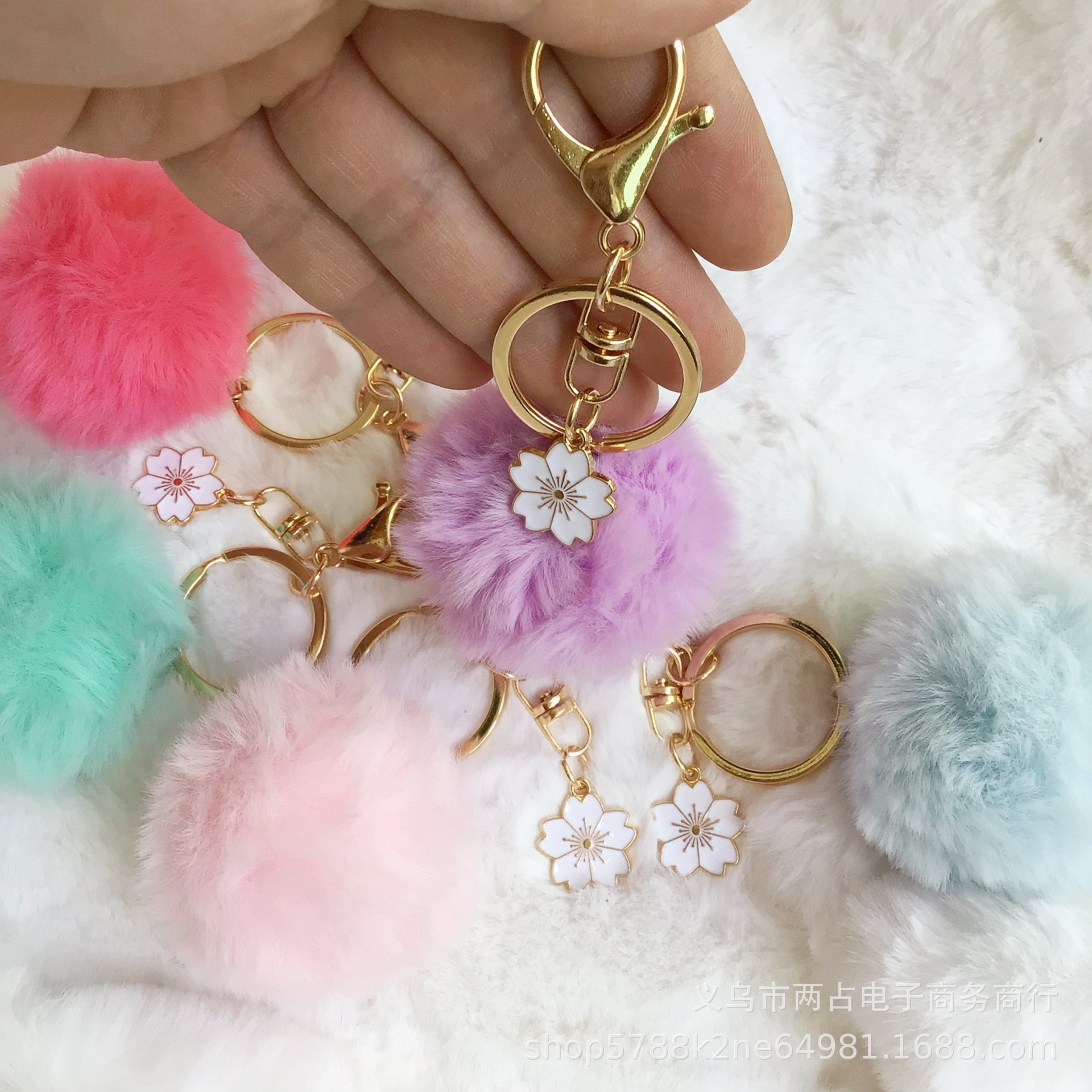 Spot aleación transfronteriza gota aceite flor de cerezo colgante llavero colgante de bola de pelo 5cm imitación conejo rex bola de pelo colgante de flor de durazno